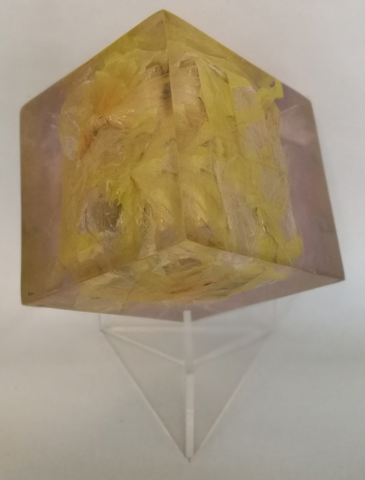 Cubo-amarillo-cautivo-arte-objeto-plastico-y-resina-20cm-x-20cmx-20cm-Hector-de-Anda-2010